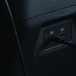 Charging Port USB pada Floor Console