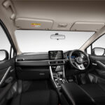 Interior Sporty dengan Warna Hitam dan Jahitan Warna Jingga